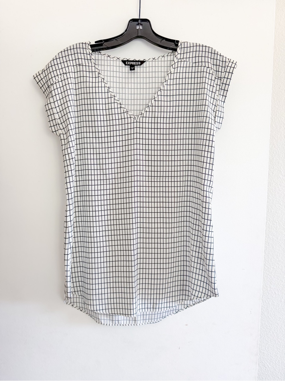 Express White Grid V-Neck Short Sleeve Blouse